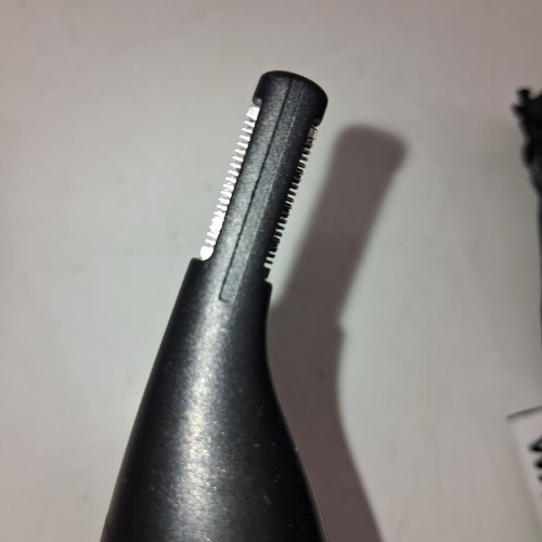 WAHL LITHIUM BATTERY EXTREME GRIP EAR, NOSE & EYEBROW TRIMMER (MODEL: 5539) image 4