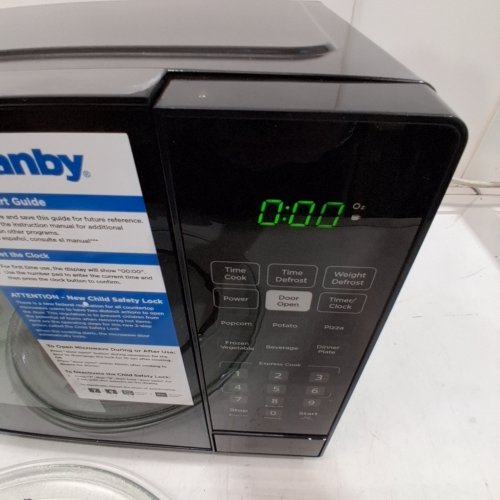 DANBY COUNTERTOP MICROWAVE- 0.9 CU. FT - 900W - BLACK (MODEL: DBMW0921BBB) image 2