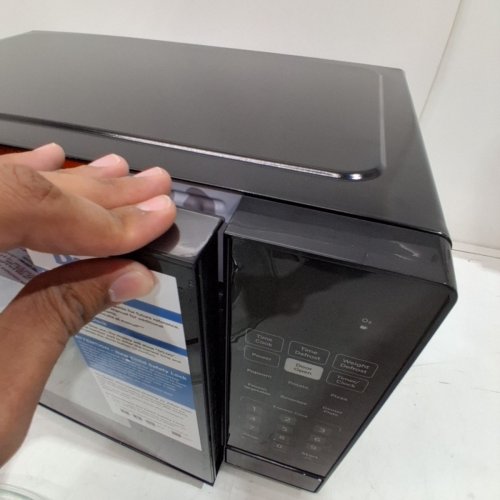 DANBY COUNTERTOP MICROWAVE- 0.9 CU. FT - 900W - BLACK (MODEL: DBMW0921BBB) image 4