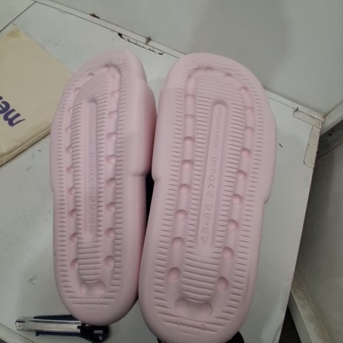 UNISEX MELLOW SOFT CLOUD SLIDES / SLIPPERS - MEN'S 10-11 / WOMEN'S 12-13 - PINK image 3