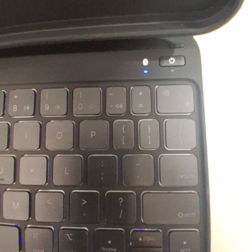 ESR REBOUND MAGNETIC BLUETOOTH WIRELESS KEYBOARD FOR APPLE IPAD PRO 11" / IPAD AIR 4/5 - BLACK (MODEL: 6B003) image 2