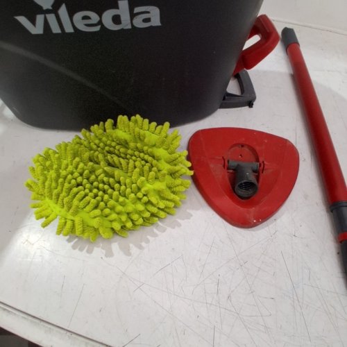 VILEDA EASYWRING SPIN MOP AND BUCKET SYSTEM WITH 2 EXTRA REFILL HEADS AND TELESCOPIC HANDLE - BLACK/RED (MODEL: 1898219) image 4