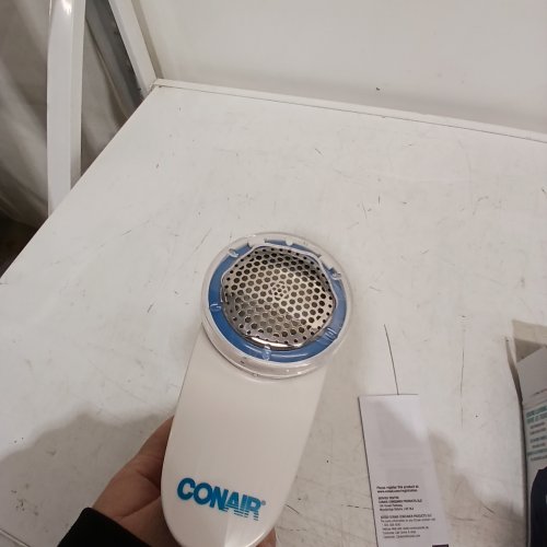 CONAIR RECHARGEABLE CORDLESS FABRIC SHAVER- WHITE image 2
