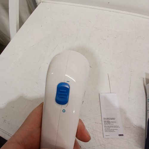 CONAIR RECHARGEABLE CORDLESS FABRIC SHAVER- WHITE image 3