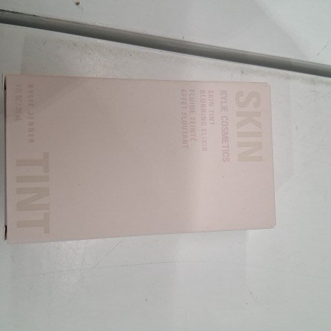 KYLIE COSMETICS SKIN TINT BLURRING ELIXIR - 3WN LIGHT WITH WARM NEUTRAL UNDERTONES - 30ML image 2