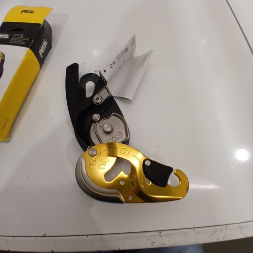 PETZL SELF-BRAKING DESCENDER WITH ANTI-PANIC FUNCTION - 10.5-11.5 MM ROPE - BLACK / YELLOW (MODEL: I'D S) image 4