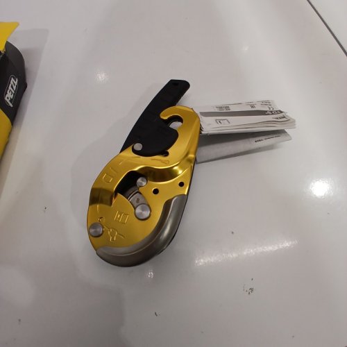 PETZL SELF-BRAKING DESCENDER WITH ANTI-PANIC FUNCTION - 10.5-11.5 MM ROPE - BLACK / YELLOW (MODEL: I'D S) image 5