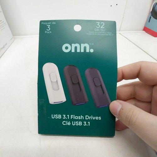 3PK ONN. USB 3.1 FLASH DRIVES - 32GB EACH - BLACK / WHITE/GREY image 2