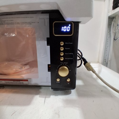 FRIGIDAIRE RETRO MICROWAVE OVEN - 0.7CU.FT - 700W - BLACK/GOLD (MODEL: EMW788-BLACKGLD) image 2