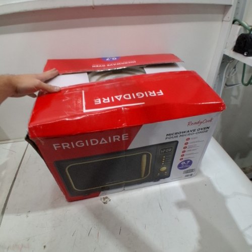 FRIGIDAIRE RETRO MICROWAVE OVEN - 0.7CU.FT - 700W - BLACK/GOLD (MODEL: EMW788-BLACKGLD) image 5