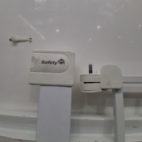 SAFTEY 1ST AUTO CLOSE WALK THROUGH BABY SAFETY GATE - WHITE - (MODEL: GA099CWHO1ZY) image 3