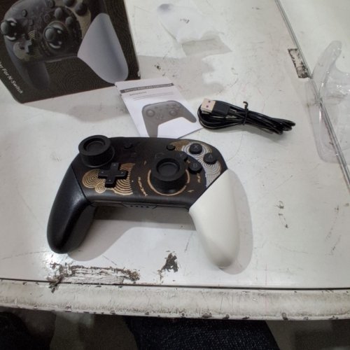 WIRED PRO CONTROLLER FOR NINTENDO SWITCH - BLACK/WHITE/GOLD image 6
