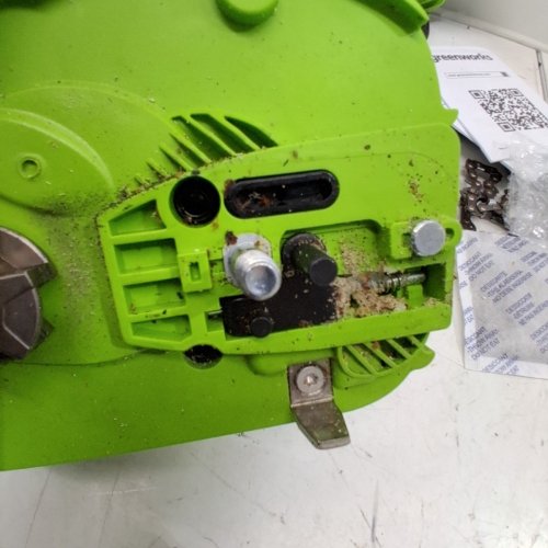 GREENWORKS BRUSHLESS CHAINSAW WITH BATTERY AND CHARGER - 24V - 12" - GREEN (MODEL: CS24L00) image 3