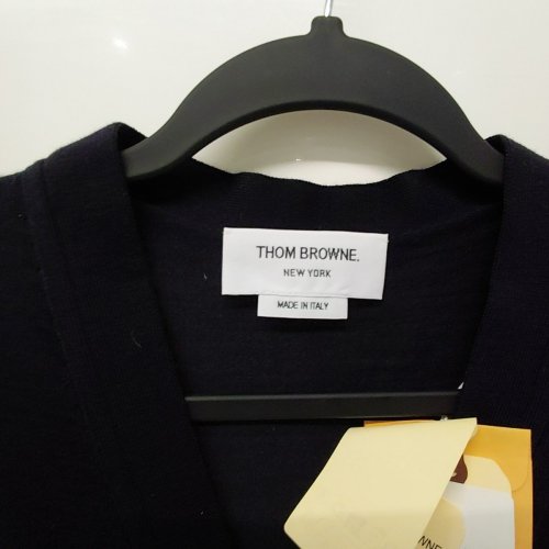 MEN'S THOM BROWNE CLASSIC V-NECK MERINO WOOL 4-BAR STRIPE CARDIGAN - 1 - NAVY (STYLE: MKC002A-Y1014-415) image 7