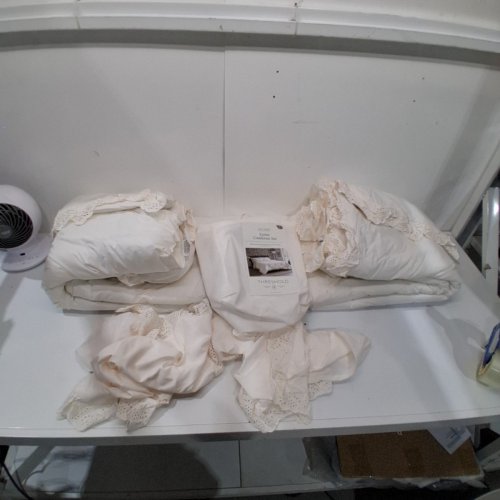THRESHOLD EYELET COMFORTER AND SHAM SET - FULL/QUEEN - IVORY (MODEL: 060-13-7681) image 3
