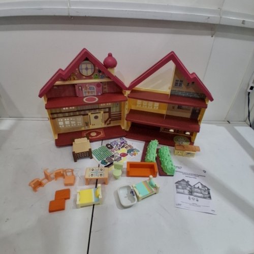BLUEY ULTIMATE LIGHTS & SOUNDS PLAYHOUSE PLAYSET image 4