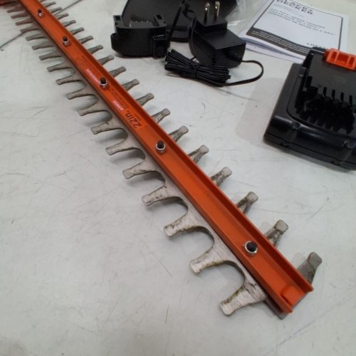 BLACK+DECKER 20V BARE MAX LITHIUM ION CORDLESS HEDGE TRIMMER WITH BATTERY - 22"\20v -(MODEL: LHT2220B) image 3