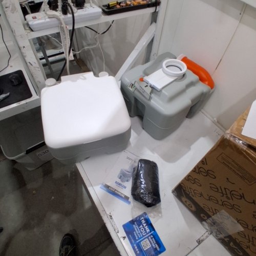 SERENLIFE PORTABLE FLUSHABLE TOILET FOR CAMPING AND RV - 5.2GAL - WHITE/GREY (MODEL: SLCATL330) image 2
