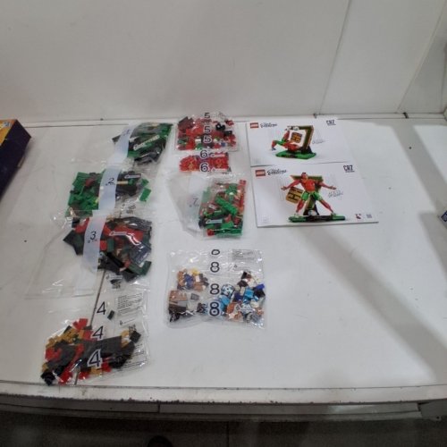 854PC LEGO EDITIONS CRISTIANO RONALDO SOCCER LEGEND (MODEL: 43016) image 2
