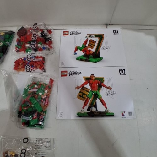 854PC LEGO EDITIONS CRISTIANO RONALDO SOCCER LEGEND (MODEL: 43016) image 3