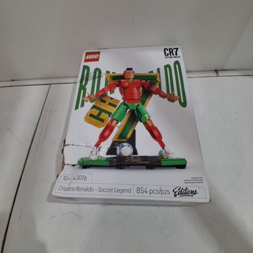 854PC LEGO EDITIONS CRISTIANO RONALDO SOCCER LEGEND (MODEL: 43016) image 4