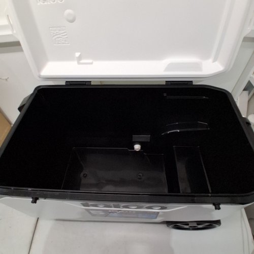 IGLOO MAXCOLD LATITUDE FLIP AND TOW WHEELED COOLER - 90QT- WHITE (MODEL:4905551) image 3
