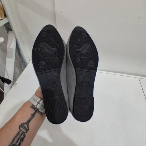 WOMEN'S CASUAL BOW FLATS - SIZE 9 - GREY image 4