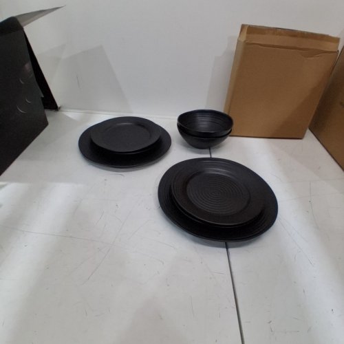 8PC ONEIDA RIDGED STONEWARE DINNER SET WITH 2 BOWLS, 4 ACCENT PLATES, 2 DINNER PLATES - BLACK - (MODEL: 895938) image 2