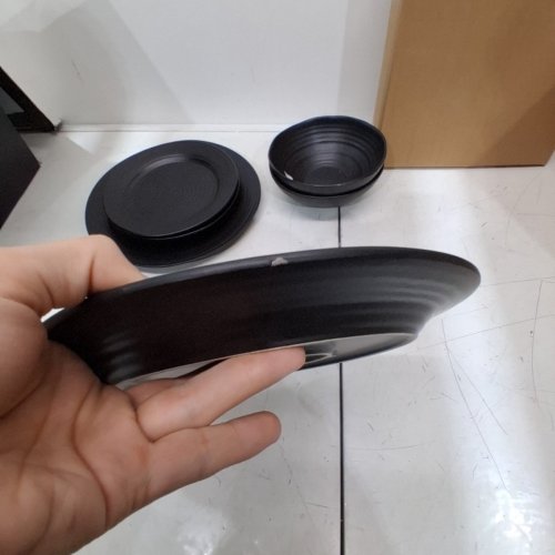 8PC ONEIDA RIDGED STONEWARE DINNER SET WITH 2 BOWLS, 4 ACCENT PLATES, 2 DINNER PLATES - BLACK - (MODEL: 895938) image 4
