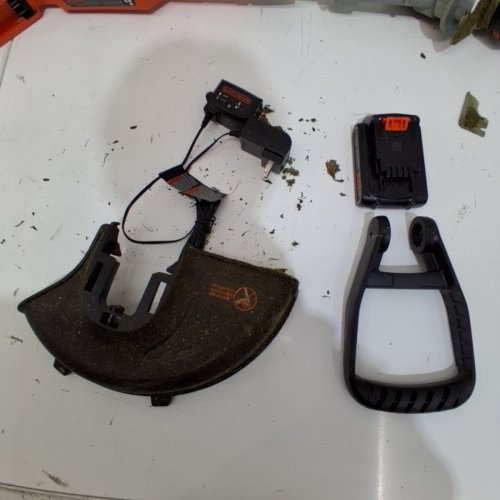 *TOOL ONLY* BLACK+DECKER CORDLESS TRIMMER AND EDGER - 20V - 12" PATH - ORANGE (MODEL: LST300) image 4
