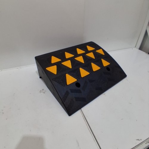 VEVOR NON-SLIP HIGH-VISIBILITY RUBBER CURB RAMP - 6" X 14.5" X 19.5"- BLACK/YELLOW (MODEL: KR-05) image 2