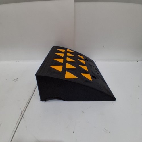 VEVOR NON-SLIP HIGH-VISIBILITY RUBBER CURB RAMP - 6" X 14.5" X 19.5"- BLACK/YELLOW (MODEL: KR-05) image 3