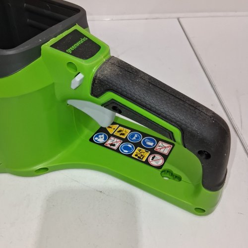 GREENWORKS PRO CORDLESS CHAINSAW *TOOL ONLY* - 40V - 14" - GREEN/BLACK - (MODEL: 2000600) image 5