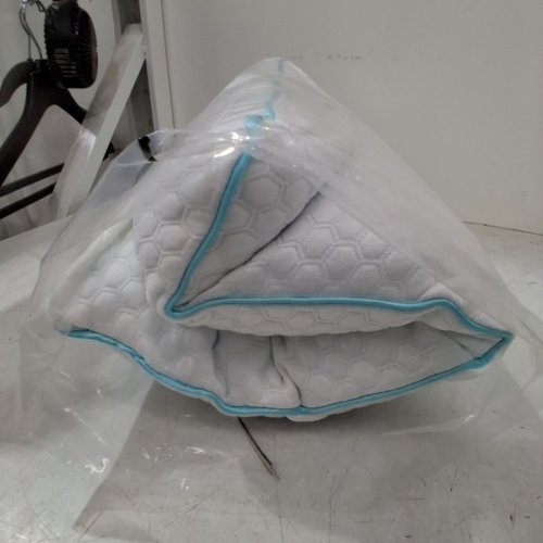 MARTHA STEWART MEMORY FOAM PILLOW - QUEEN - WHITE/BLUE PIPING (MODEL: 1392500) image 3