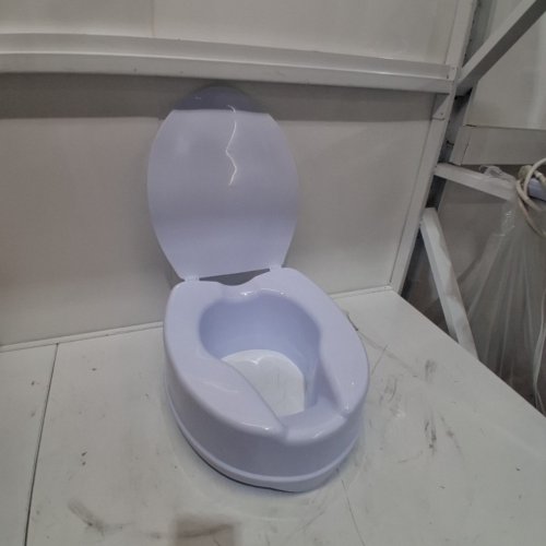 VEVOR UNIVERSAL 5" RAISED TOILET SEAT WITH SCREW ROD LOCKING - WHITE - (MODEL: FBL760601) image 2