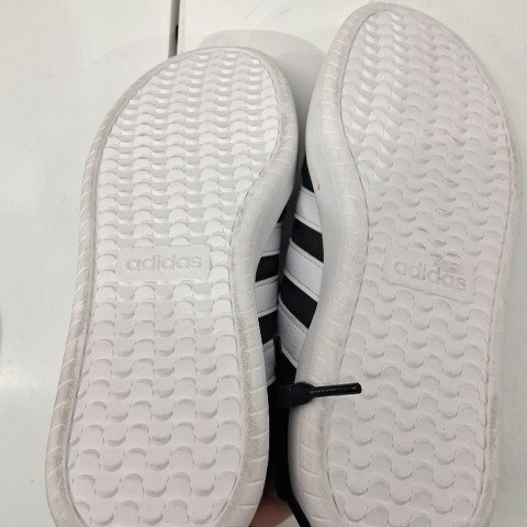 MEN'S ADIDAS BARREDA LACE UP SNEAKER SHOES - SIZE 8- BLACK (STYLE: 29746010) image 3