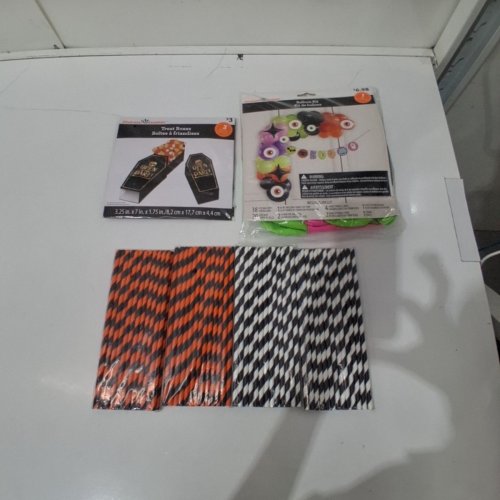 4PC+ HALLOWEEN PARTY SUPPLIES - ORANGE, BLACK AND WHITE image 2