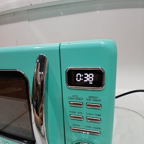 GALANZ RETRO STYLE COUNTERTOP MICROWAVE OVEN - 0.9CU.FT - MINT (MODEL: GLCMKZ09GNR09) image 2
