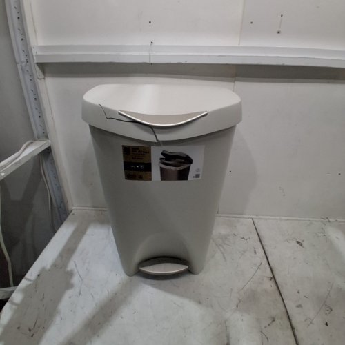 UMBRA BRIM STEP-ON TRASH CAN - 50L - SAND (MODEL: 084200-1313) image 3
