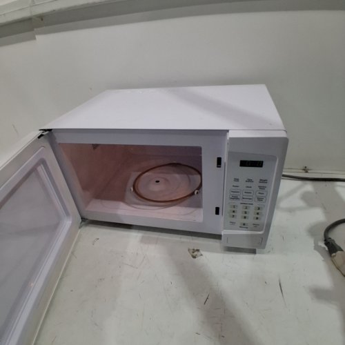 DANBY 1000 WATTS 1.1 CUBIC FEET COUNTERTOP MICROWAVE WITH PUSH BUTTON DOOR - WHITE - (DBMW1120BWW) image 2