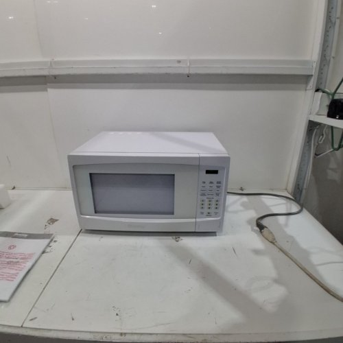 DANBY 1000 WATTS 1.1 CUBIC FEET COUNTERTOP MICROWAVE WITH PUSH BUTTON DOOR - WHITE - (DBMW1120BWW) image 3