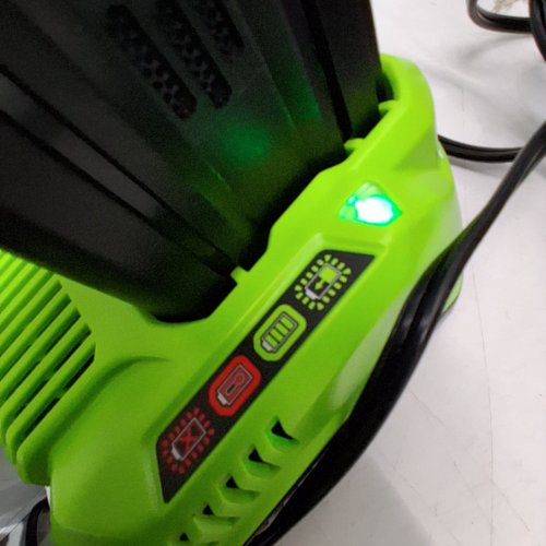 GREENWORKS CORDLESS PUSH START SNOW THROWER WITH 4.0 AH BATTERY AND CHARGER - 60V/20" - GREEN/BLACK(MODEL: SNC407) image 2