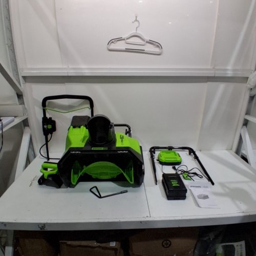 GREENWORKS CORDLESS PUSH START SNOW THROWER WITH 4.0 AH BATTERY AND CHARGER - 60V/20" - GREEN/BLACK(MODEL: SNC407) image 3
