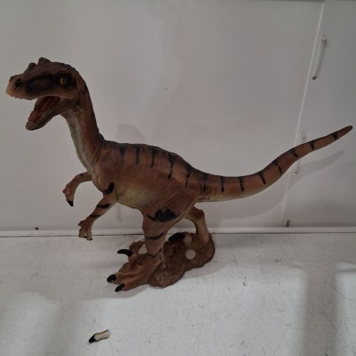 DESIGN TOSCANO VELOCIRAPTOR SCALED DINOSAUR STATUE - BROWN (MODEL: JQ7803) image 3