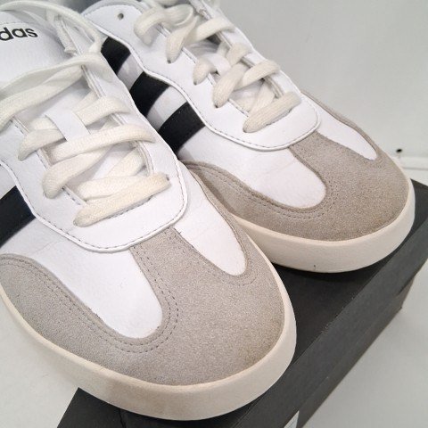MEN'S ADIDAS BARREDA SNEAKERS - 9 - WHITE BLACK/GREY (STYLE: JI2306/2974610/1976667) image 4