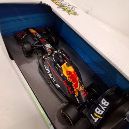 MAISTO TECH RC REMOTE CONTROL CAR WITH PISTOL GRIP CONTROLS - 1:24 SCALE - RED BULL RACING RB18 (2022) ORACLE - BLACK image 3