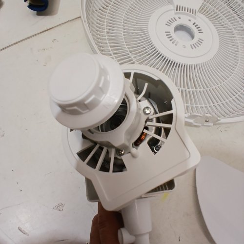 BLACK & DECKER 16" STANDING FAN MULTI-DIRECTIONAL (WHITE) (BFSR16W) image 4