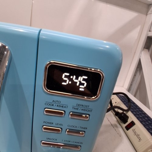 GALANZ RETRO-STYLE DIGITAL MICROWAVE OVEN - 0.7CU.FT - BLUE (MODEL: GLCMKZ07BER07) image 2