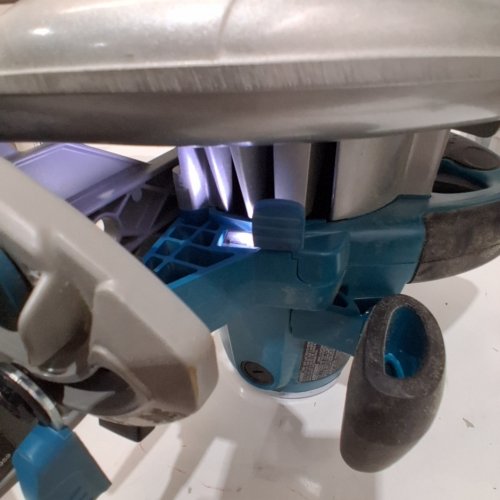MAKITA CIRCULAR SAW WITH LIGHT AND ELECTRIC BRAKE - 8 1/4" - 5200 RPM - TEAL (MODEL: 5008MGA) image 2