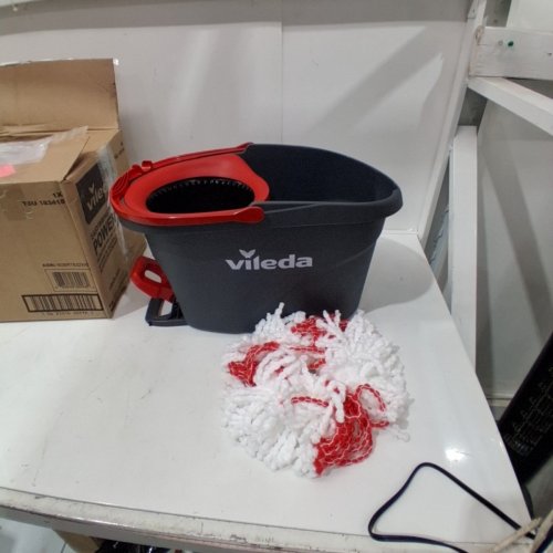VILEDA EASYWRING SPIN MOP AND BUCKET SYSTEM WITH 2 EXTRA REFILL HEADS AND TELESCOPIC HANDLE - BLACK/RED (MODEL: 1898219) image 2